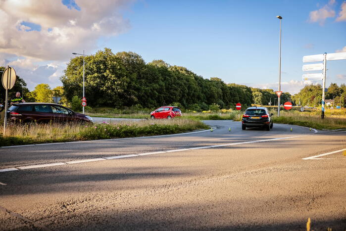 Twee auto's botsen door te hoog gras