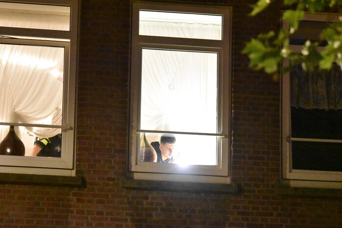 Politie onderzoekt beschoten woning