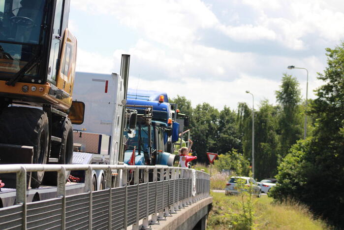 Truckers en boeren protesteren op viaduct