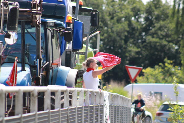 Truckers en boeren protesteren op viaduct