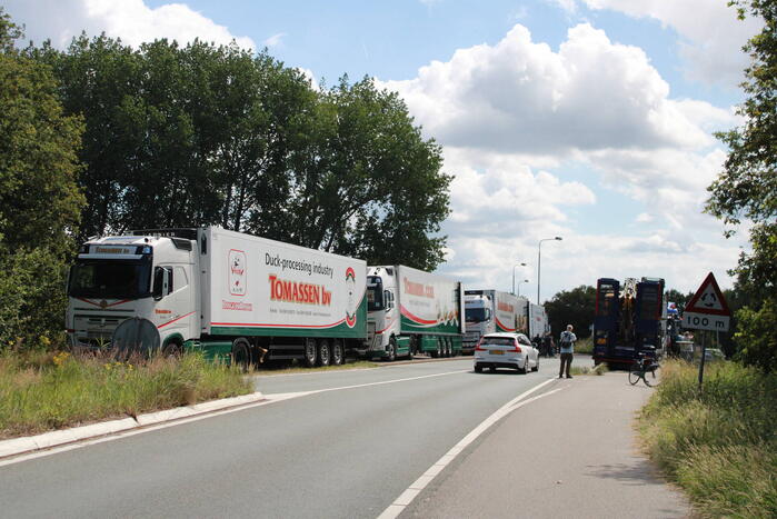Truckers en boeren protesteren op viaduct