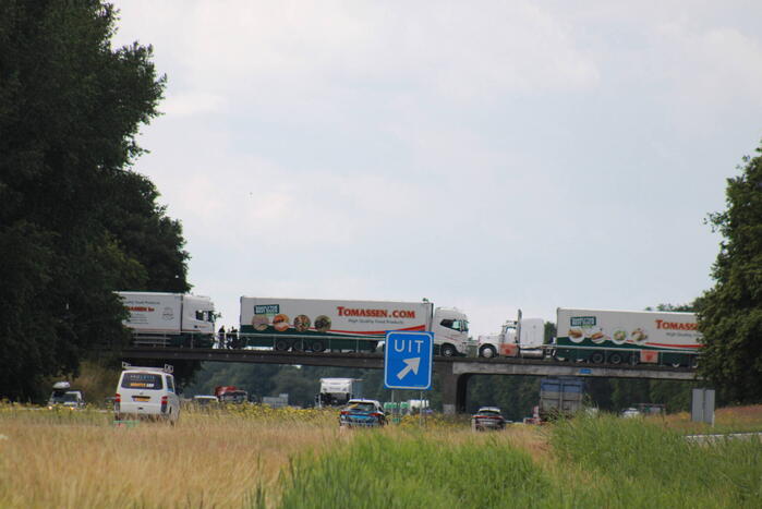 Truckers en boeren protesteren op viaduct
