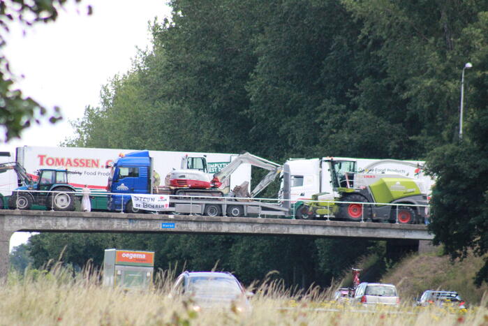 Truckers en boeren protesteren op viaduct