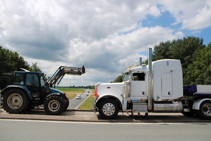 Truckers en boeren protesteren op viaduct