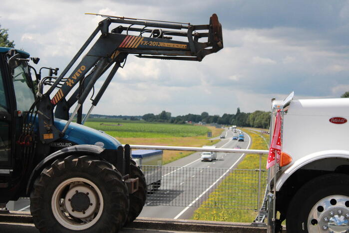 Truckers en boeren protesteren op viaduct