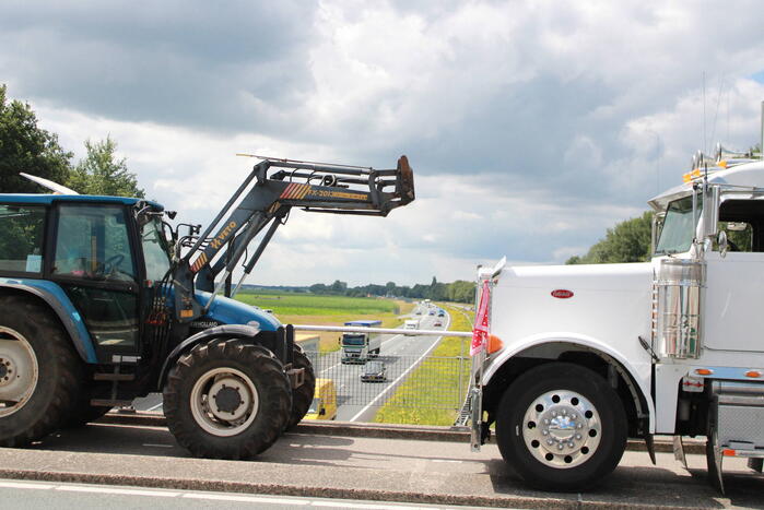 Truckers en boeren protesteren op viaduct