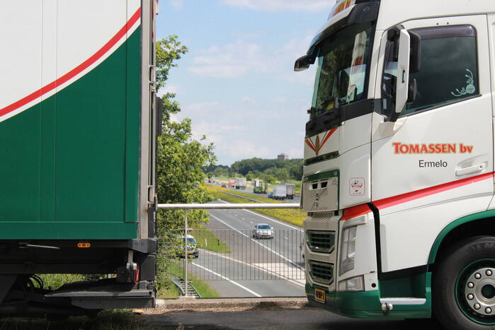Truckers en boeren protesteren op viaduct