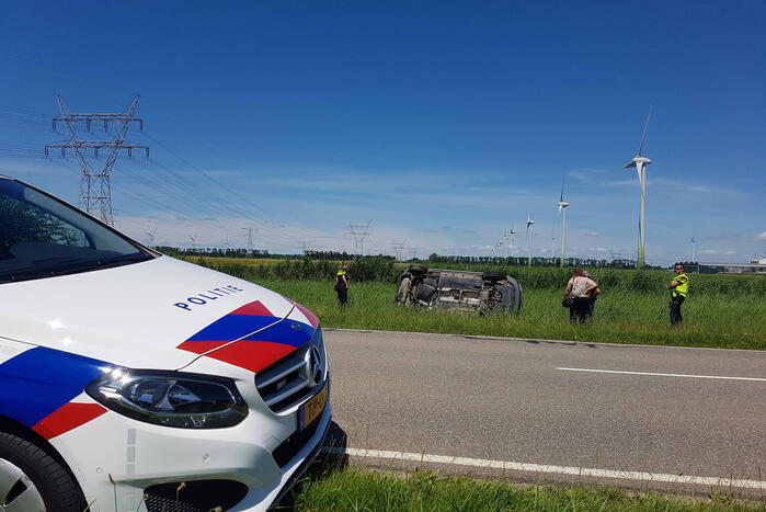 Auto belandt op zijn kant