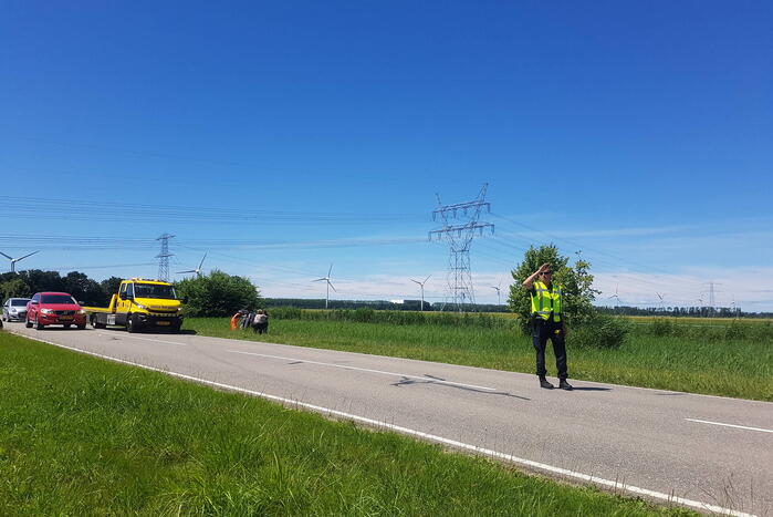 Auto belandt op zijn kant