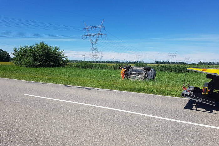 Auto belandt op zijn kant