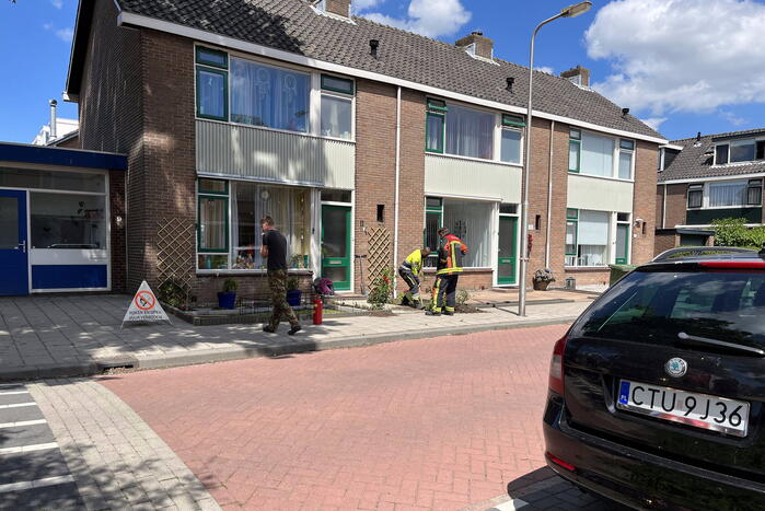 Gaslekkage in voortuin van woning