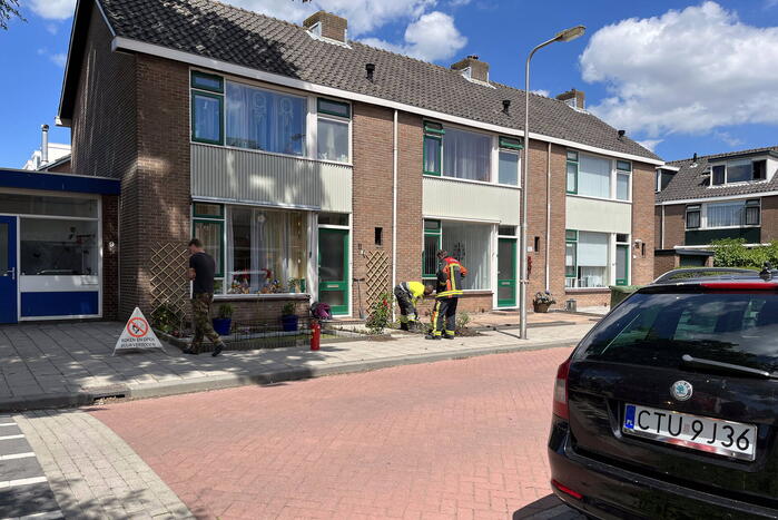 Gaslekkage in voortuin van woning