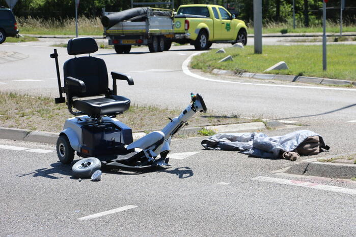 Overstekende scootmobiel aangereden door vrachtwagen