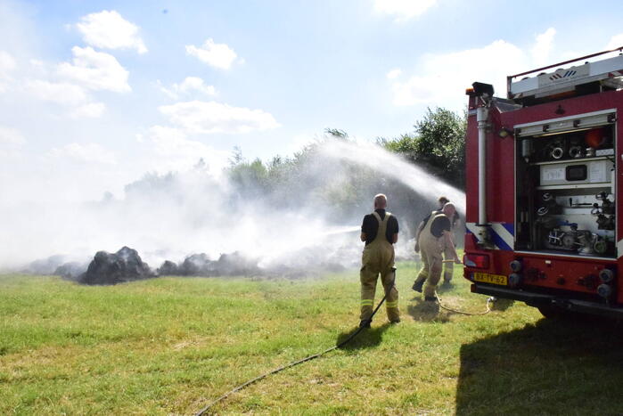 Hooi in weiland vliegt in brand