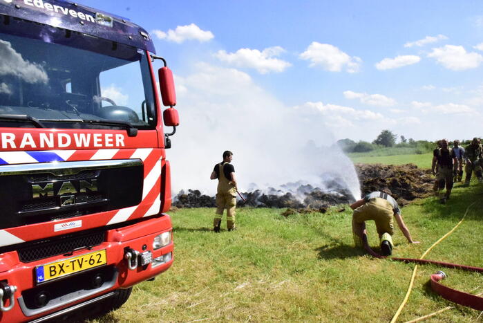 Hooi in weiland vliegt in brand