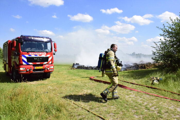 Hooi in weiland vliegt in brand