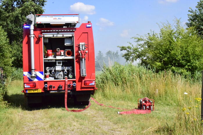 Hooi in weiland vliegt in brand