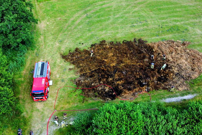 Hooi in weiland vliegt in brand