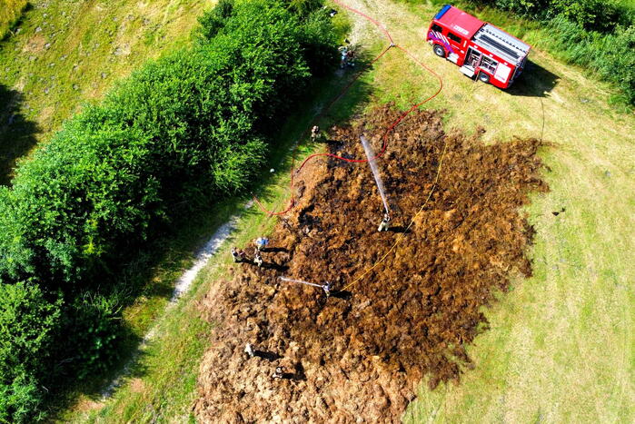 Hooi in weiland vliegt in brand