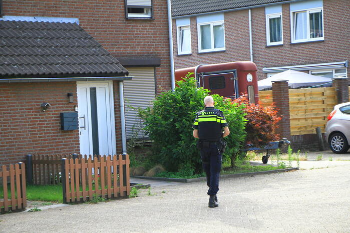 Voordeur van woning in brand