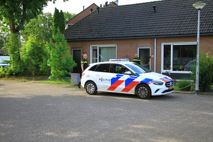 Voordeur van woning in brand