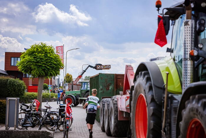 Nieuwe ploeg boeren blokkeren distributiecentrum Boni