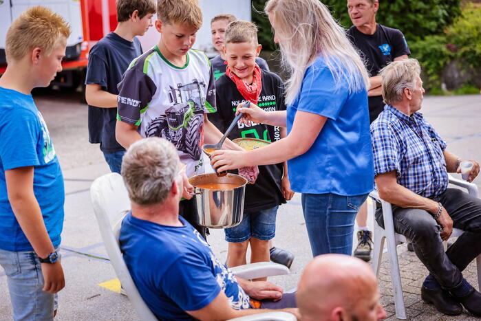 Nieuwe ploeg boeren blokkeren distributiecentrum Boni