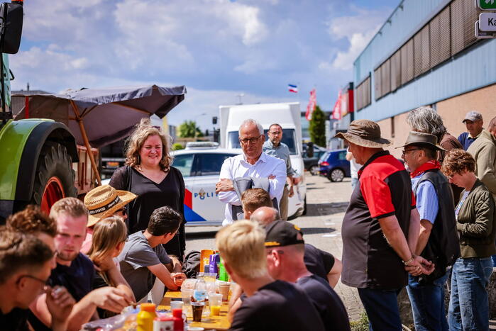 Nieuwe ploeg boeren blokkeren distributiecentrum Boni