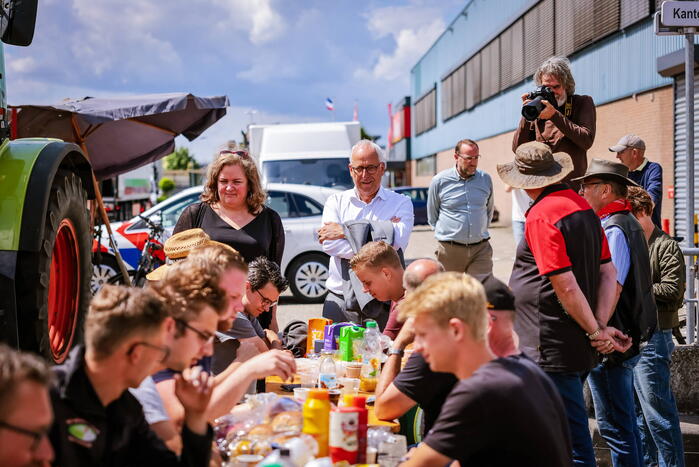 Nieuwe ploeg boeren blokkeren distributiecentrum Boni