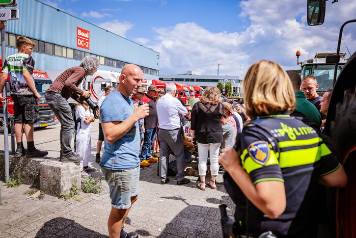Nieuwe ploeg boeren blokkeren distributiecentrum Boni
