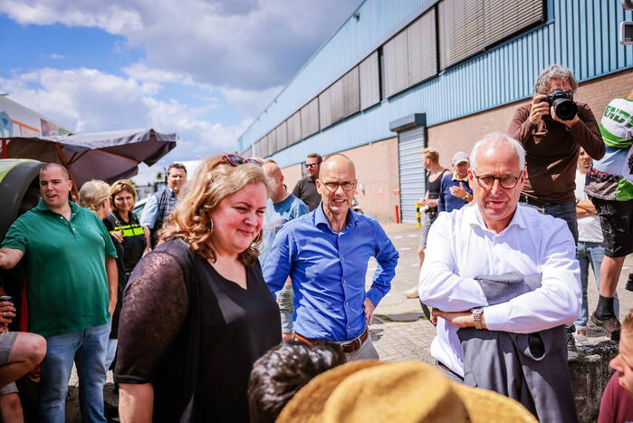 Nieuwe ploeg boeren blokkeren distributiecentrum Boni