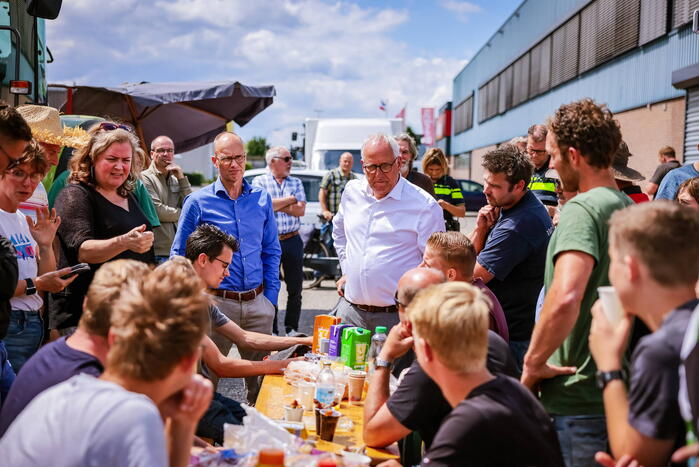 Nieuwe ploeg boeren blokkeren distributiecentrum Boni