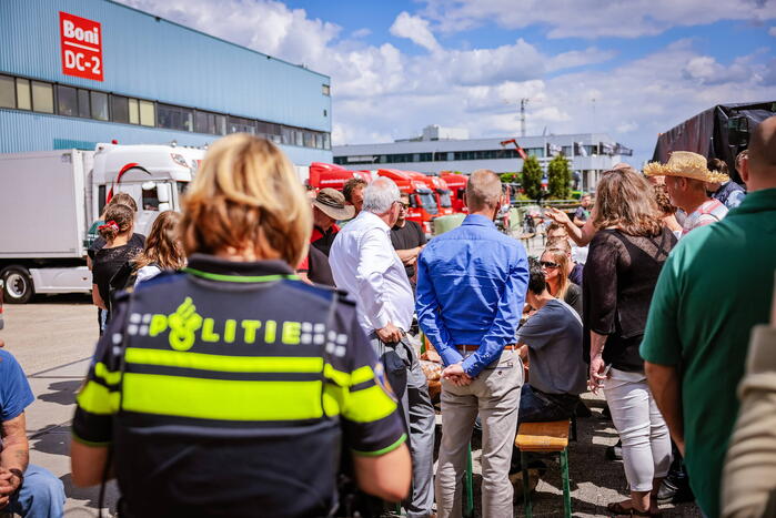 Nieuwe ploeg boeren blokkeren distributiecentrum Boni