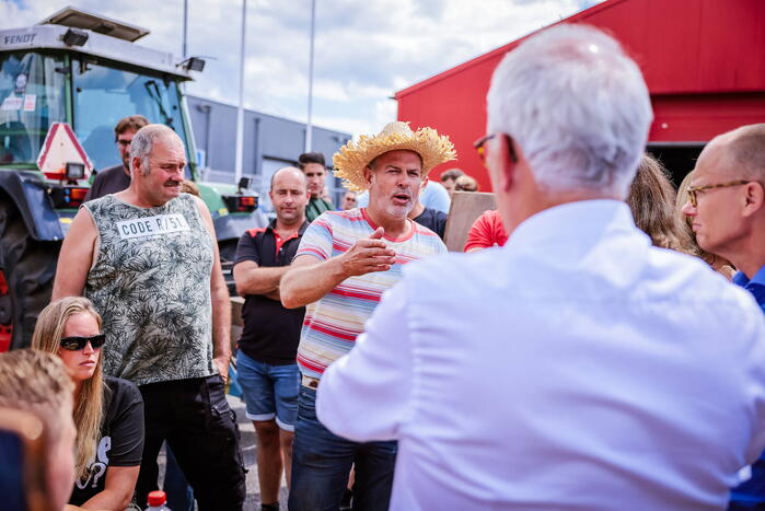 Nieuwe ploeg boeren blokkeren distributiecentrum Boni