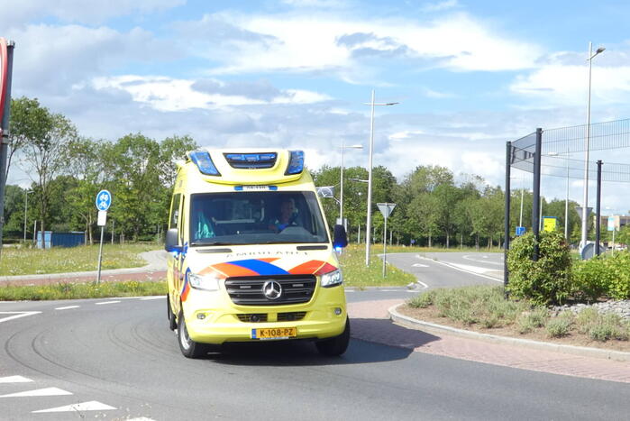 Persoon met spoed naar ziekenhuis gebracht na val in water