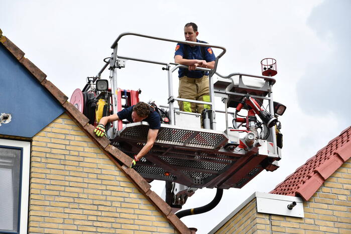 Vastzittende zwaluw door brandweer gered