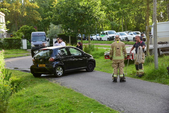 Auto belandt in water