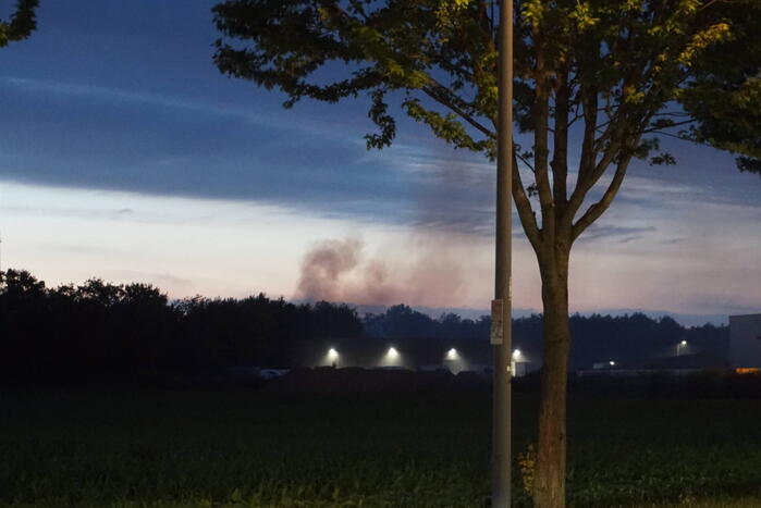 Dikke rookwolken bij brand in loods
