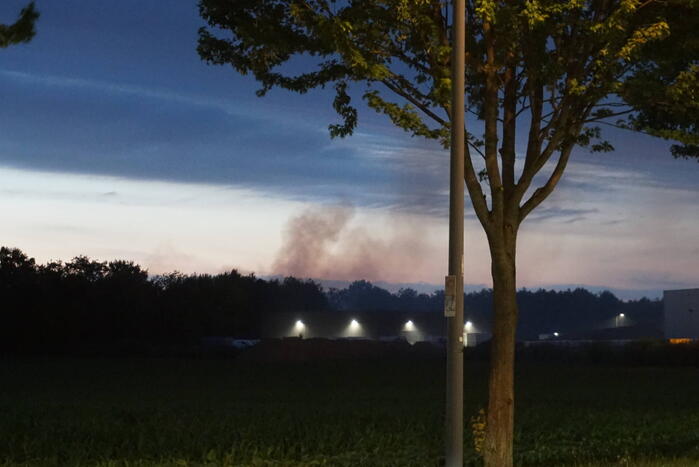 Dikke rookwolken bij brand in loods