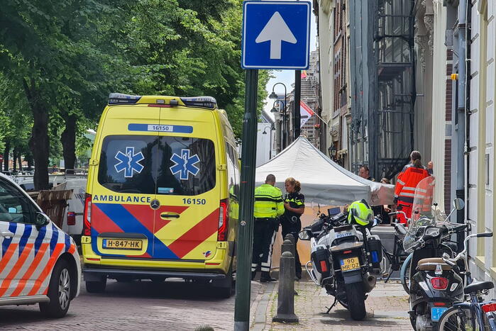 Traumahelikopter landt voor gewonde man