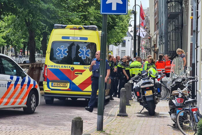 Traumahelikopter landt voor gewonde man