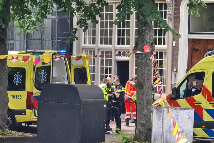 Traumahelikopter landt voor gewonde man