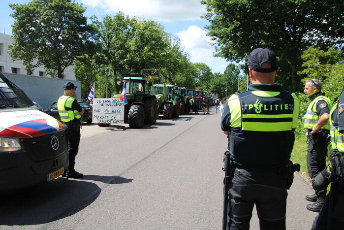 Boeren voeren actie bij cellencomplex