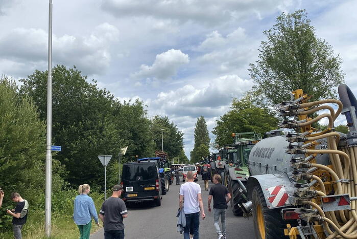 Boeren voeren actie bij cellencomplex