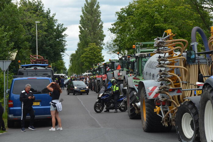 Boeren voeren actie bij cellencomplex