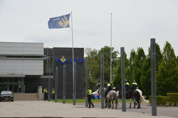 Boeren voeren actie bij cellencomplex