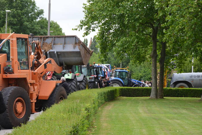 Boeren voeren actie bij cellencomplex