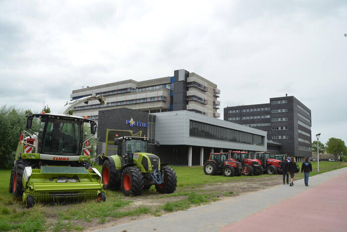 Boeren voeren actie bij cellencomplex