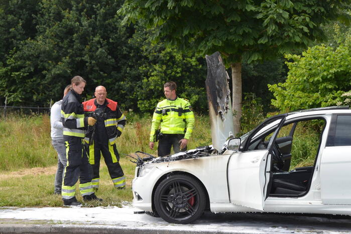 Motorcompartiment auto volledig uitgebrand