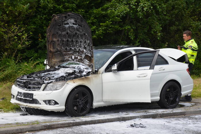 Motorcompartiment auto volledig uitgebrand